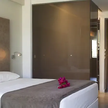 Oktober Downtown Hotel 3*