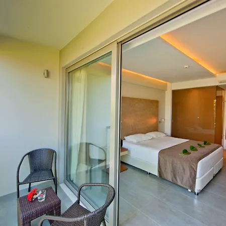 Отель Oktober Downtown Boutique 3*