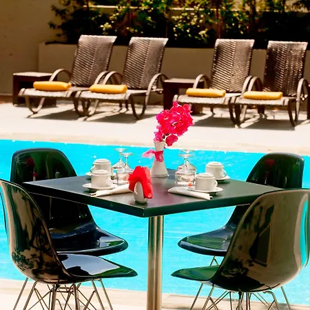 Отель Oktober Downtown Boutique