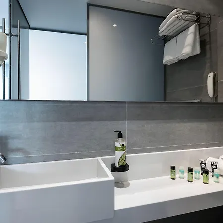 Отель Oktober Downtown Boutique