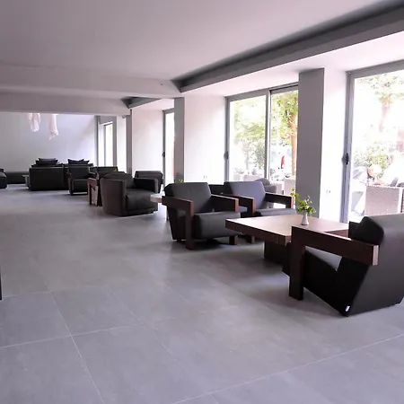 Отель Oktober Downtown Boutique 3*